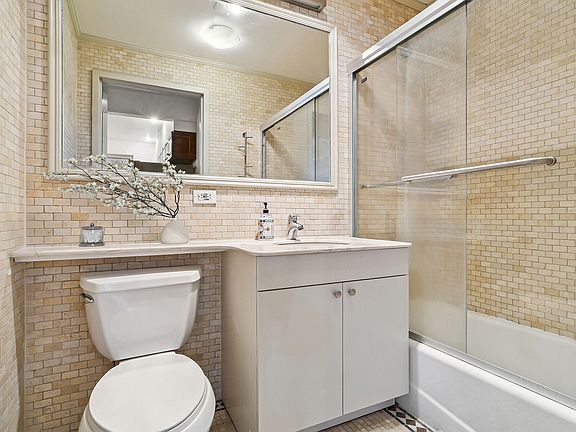 5th image of 1635 Lexington Ave APT 4B