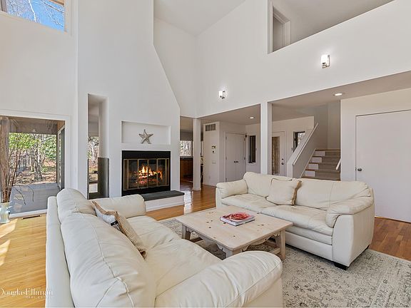 4th image of 11 Surrey Ct