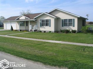 301 E Estelle St, Dysart, IA 52224