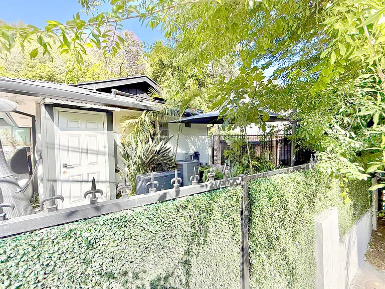 1340 Benedict Canyon Dr — Photo 11