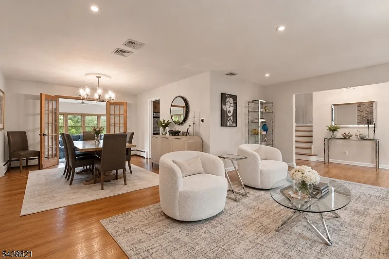 4 bed, 3.0 bath, $8,400 — Photo 2