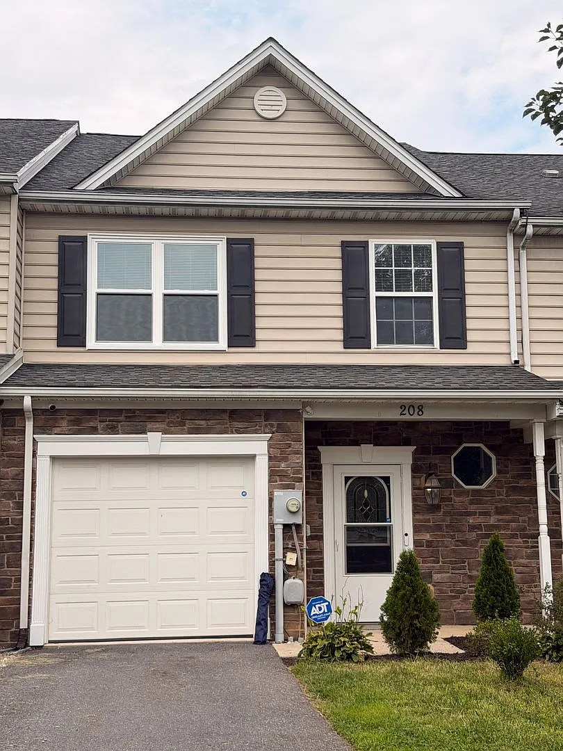 3 Bedroom Town House — Photo 3