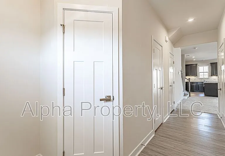 300 Huntingdale Pl — Photo 2