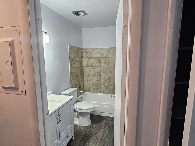 741 N Riverside Dr — Photo 4