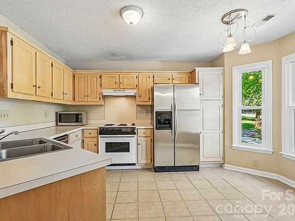 5th image of 15032 S Catawba Cir