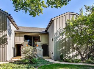 25 Shoreline Rd APT B, Lake Barrington, IL 60010