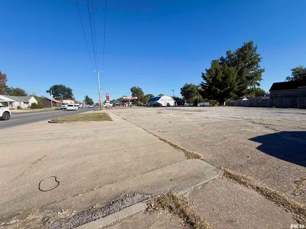 303 E Deyoung St, Marion, IL 62959