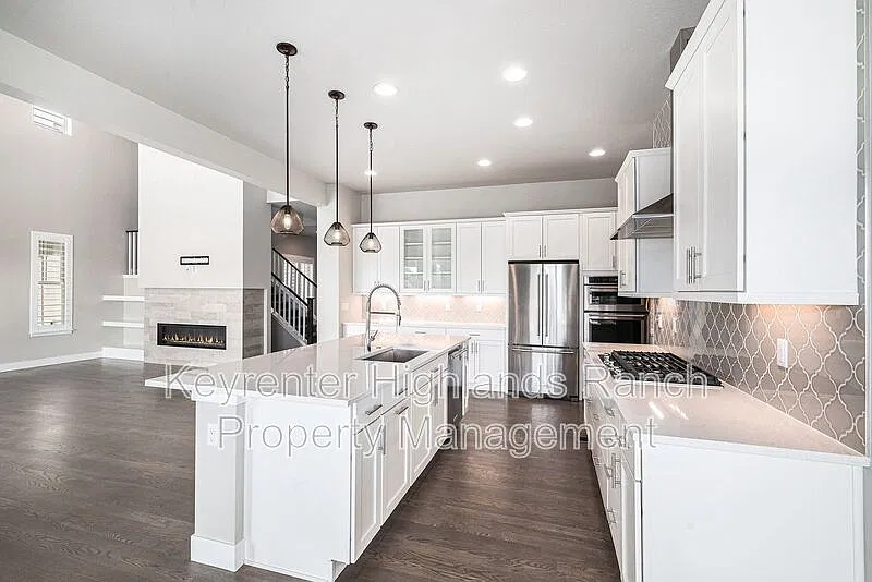 4 bed, 5.0 bath, 4100 sqft, $6,295 — Photo 3