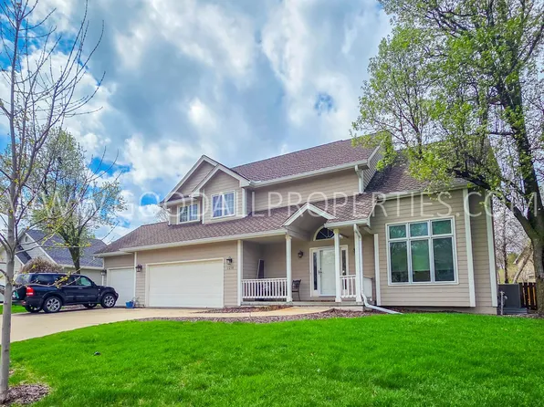 2210 Country Club Blvd, Clive, IA 50325