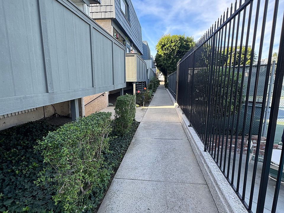 1st image of 18550 Hatteras St Unit 86