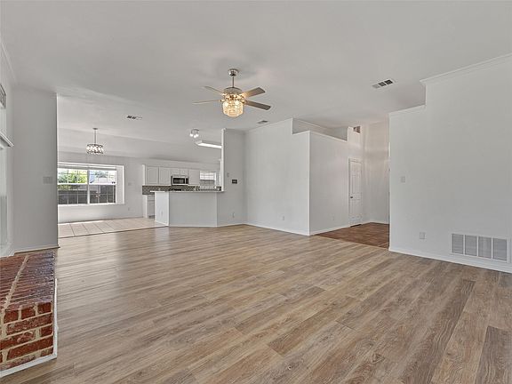 4th image of 3651 Willow Creek Dr