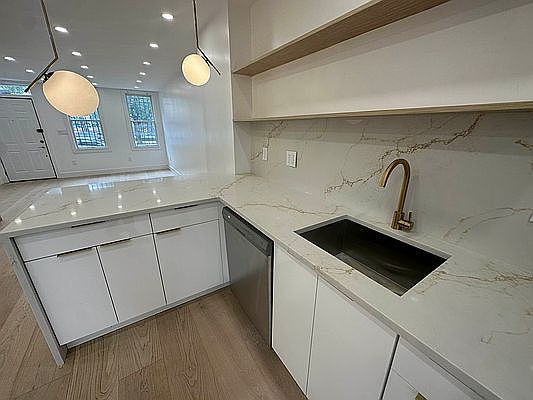 5th image of 237A Hart St #1