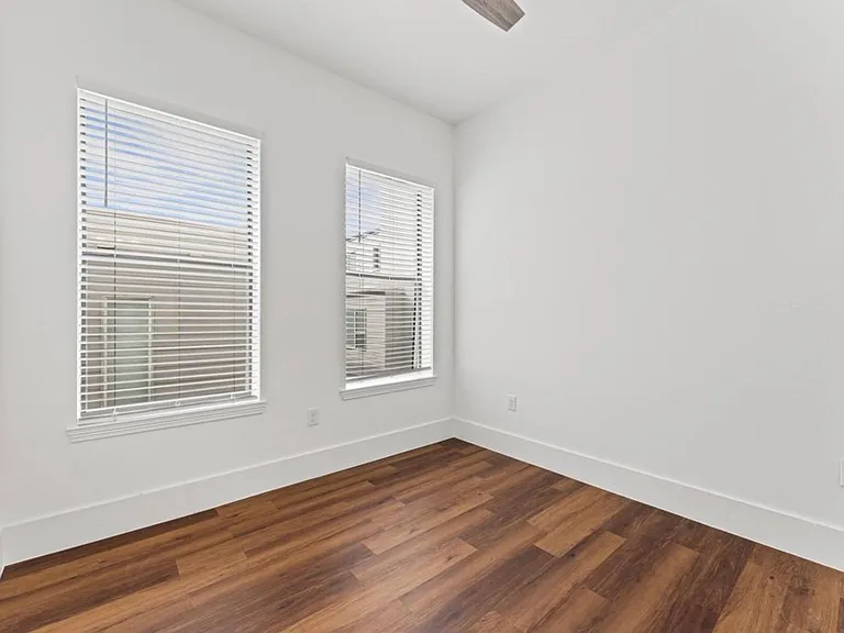 300 McGowen St — Photo 2