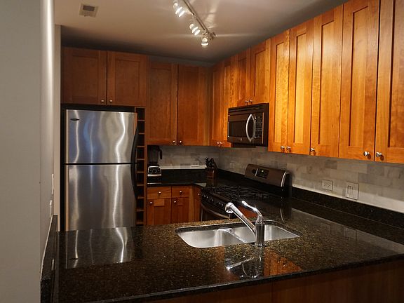 5th image of 657 W Fulton St Unit 209