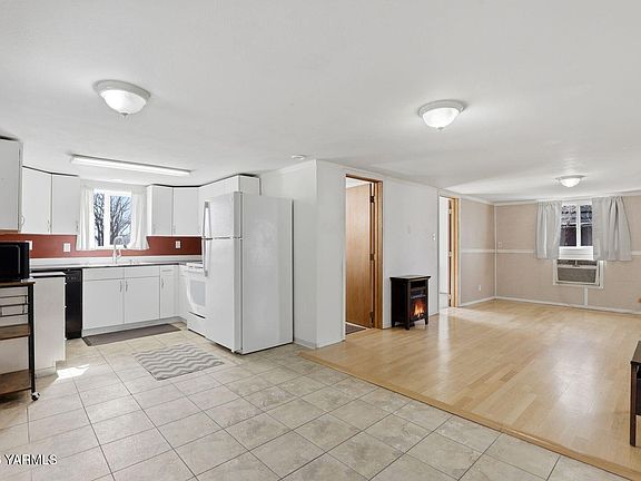 3rd image of 3012 Butterfield Rd