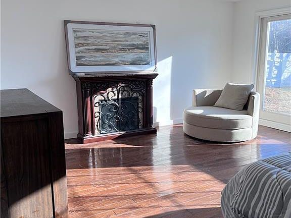 3rd image of 117 Sutton Ave