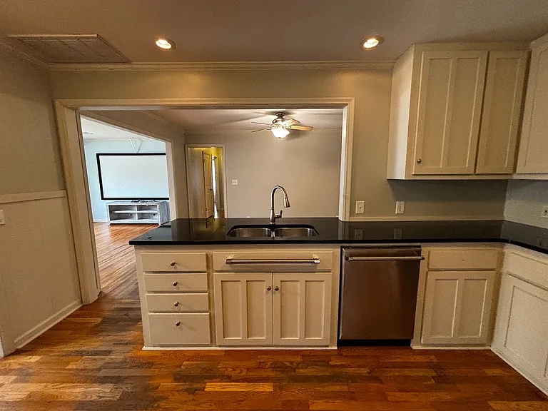 1326 E 32nd Pl — Photo 6