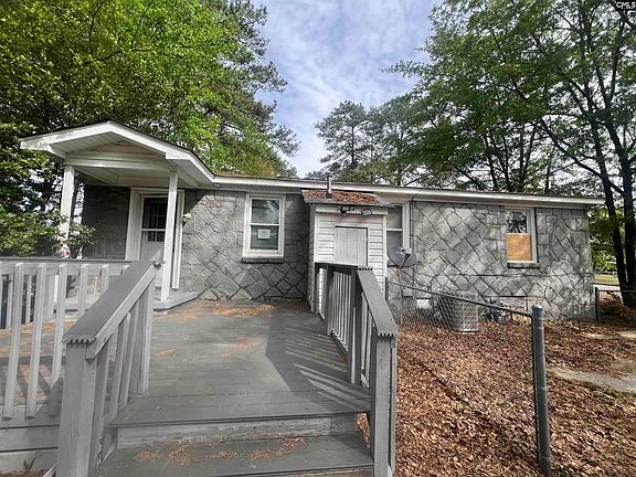 3rd image of 1146 Castle Pinckney Rd