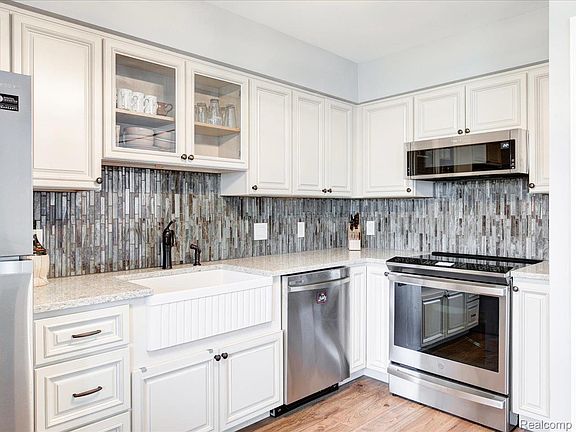 5th image of 1700 River Rd APT 9