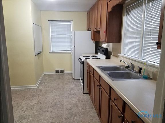 4th image of 427 N Oak St