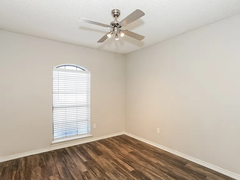 617 Parkview Dr — Photo 16
