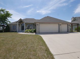 3247 E James Dr, Oak Creek, WI 53154