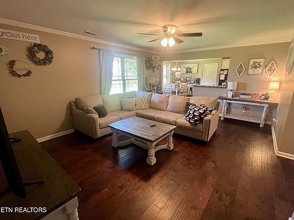 3rd image of 992 Evelyn Dr