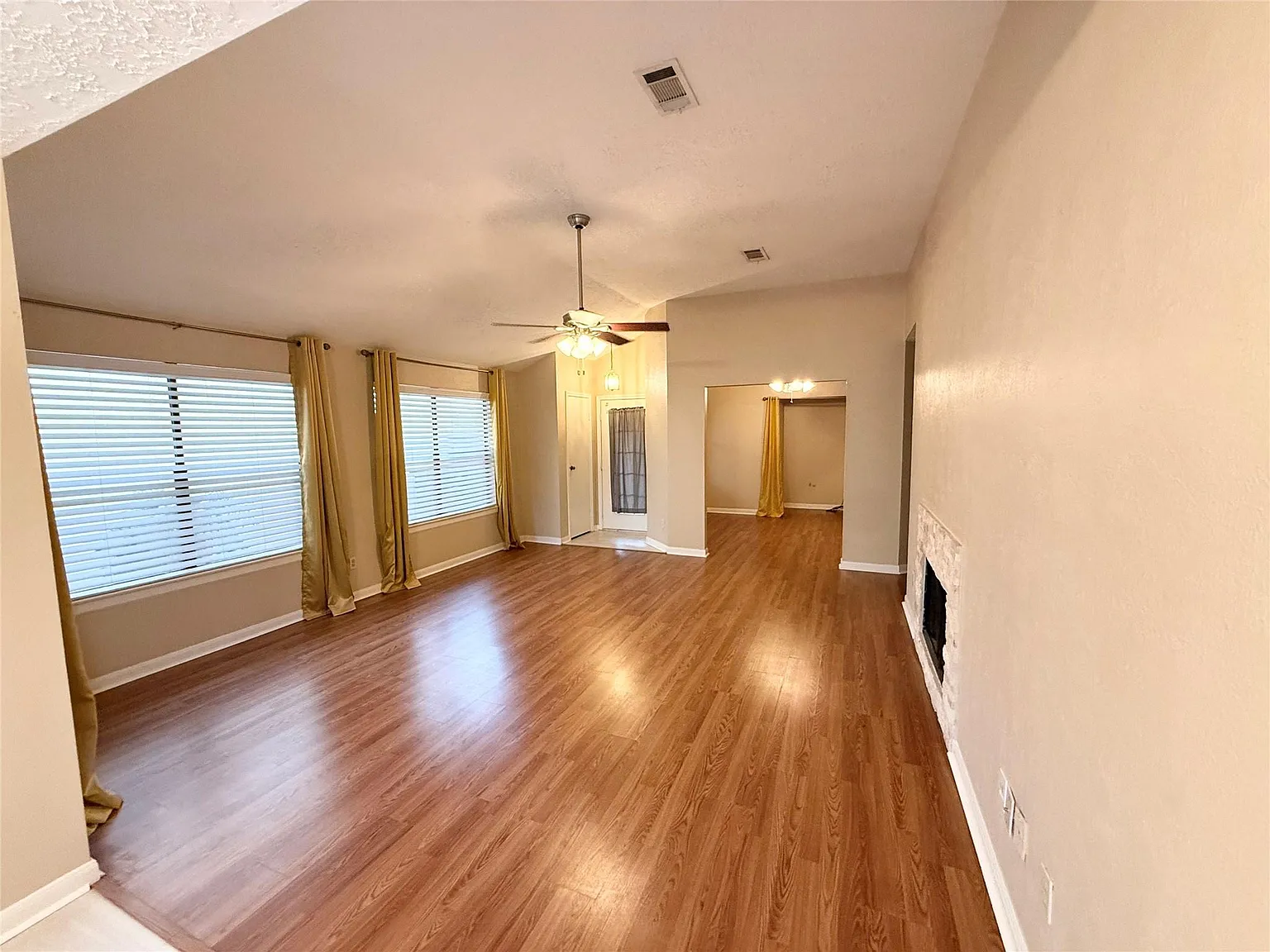 2 bed, 2.0 bath, 1302 sqft, $1,725 — Photo 3