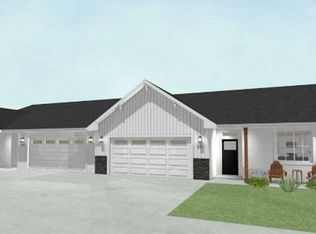 816 Parkside Ln, Charles City, IA 50616