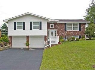 951 Donegal Dr E, Follansbee, WV 26037