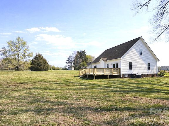 4th image of 1045 Saxton Cir