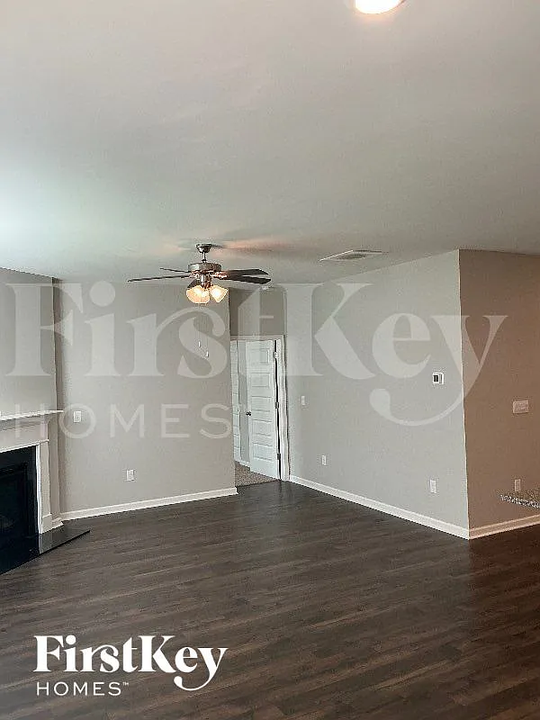 5 bed, 3.5 bath, 2820 sqft, $2,510 — Photo 2