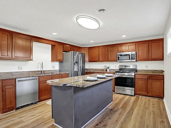5th image of 921 Windsor Dr