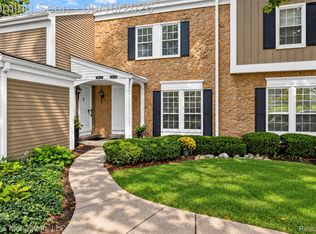 2610 Williamsburg Cir, Auburn Hills, MI 48326