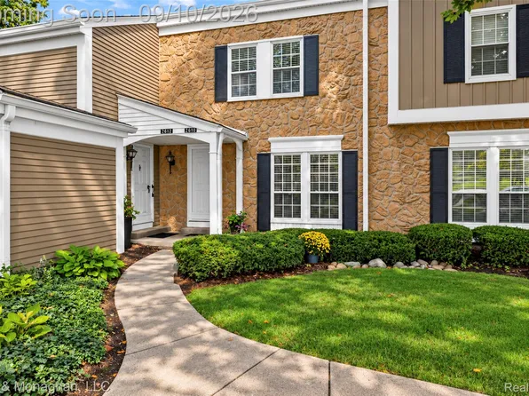 2610 Williamsburg Cir, Auburn Hills, MI 48326