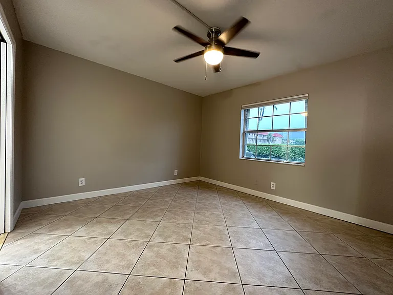 555 SE 8th St #151 — Photo 14