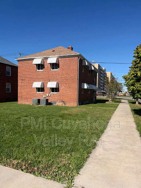2 bed, 1.0 bath, $995 — Photo 2
