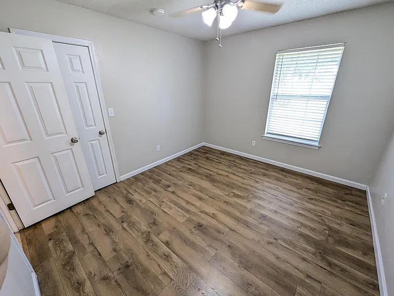1625 Campbell Dr N — Photo 12