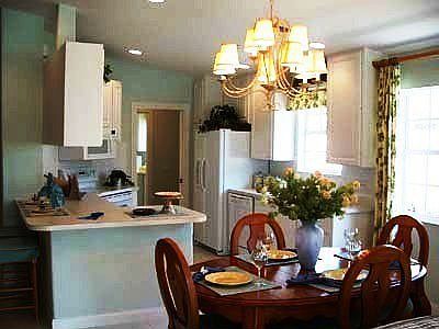 Kitchen Eat In Bar / Dining Rm