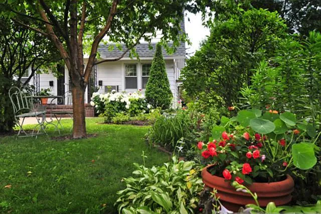 1096 Summit Ave — Photo 2