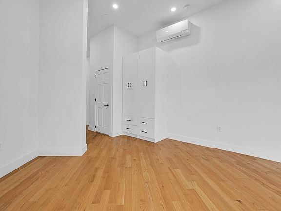 4th image of 1497 Myrtle Ave #2A