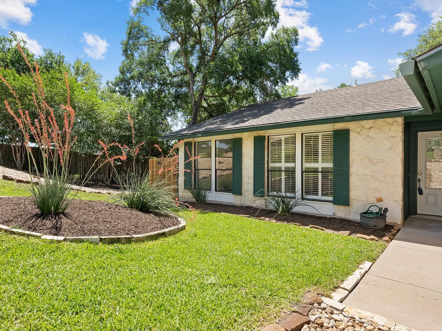 3 bed, 2.0 bath, 1464 sqft, $4,300 — Photo 3