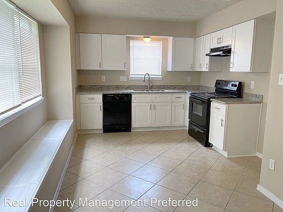3rd image of 13927 Dominique Dr
