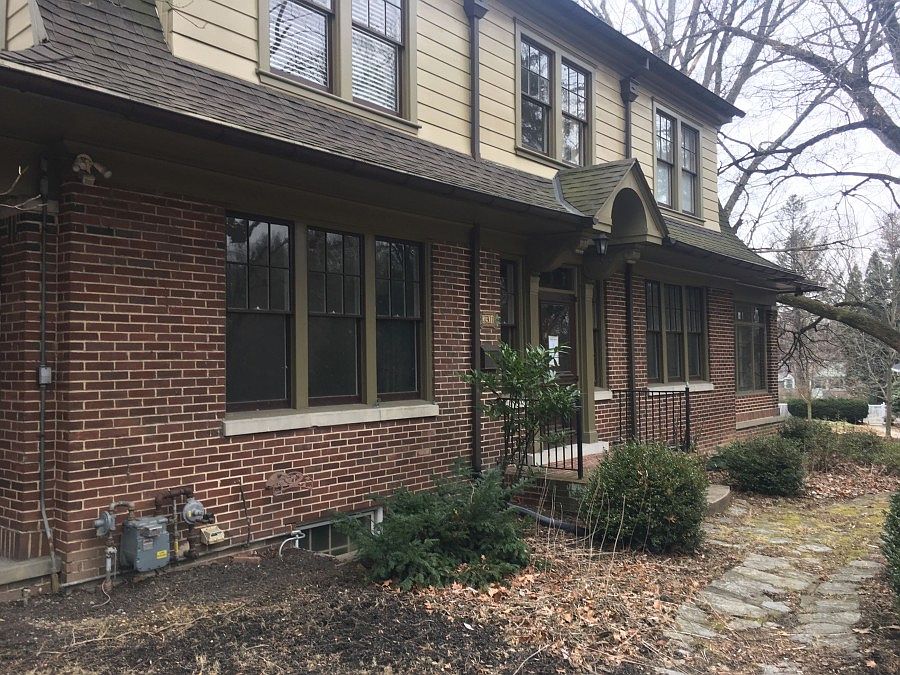 2nd image of 2301 Oakwood Rd