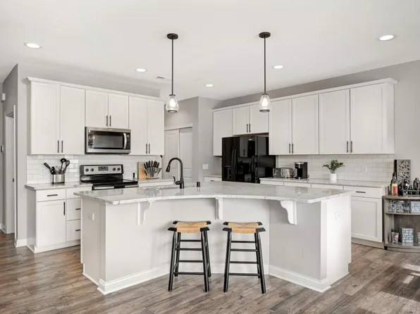 729 Maggie Way, Chanhassen, MN 55317