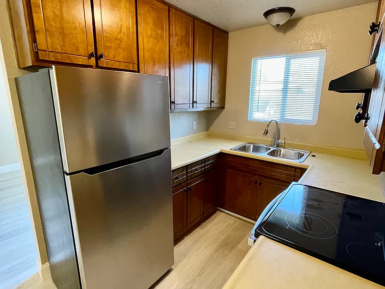 2421 Olive Ave — Photo 5