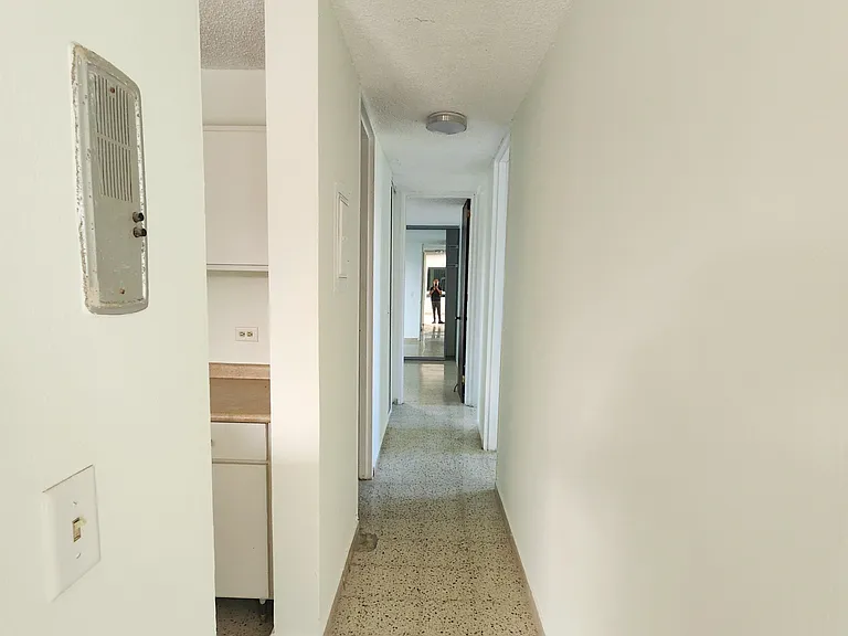 J — Photo 1