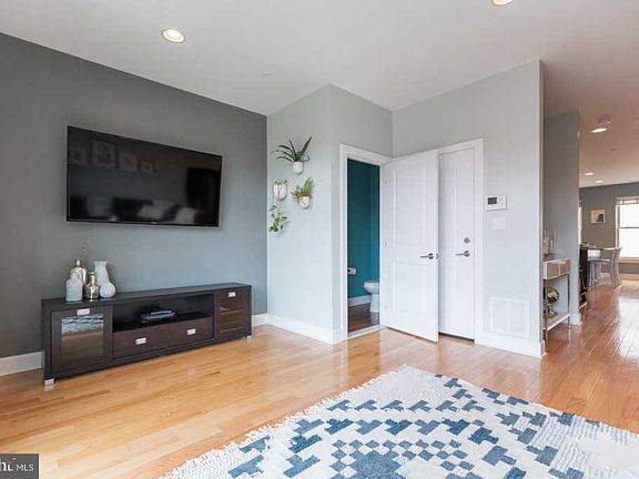 3rd image of 1902 Poplar St #B