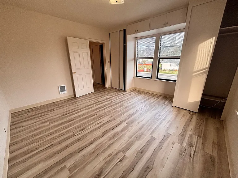 1129 E State St #1&2 — Photo 14
