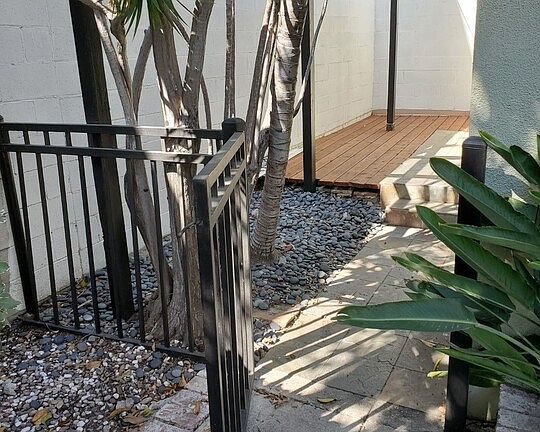 4th image of 526 N San Vicente Blvd